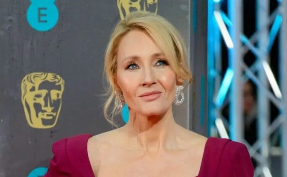 Autora de Harry Potter faz ataque a pessoas trans: “Magia e mulher com pênis são iguais, nenhuma das duas é real”