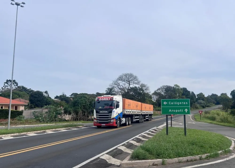 Novo erro em placa na PR-092 viraliza nas redes sociais: “Aropoti” no lugar de Arapoti