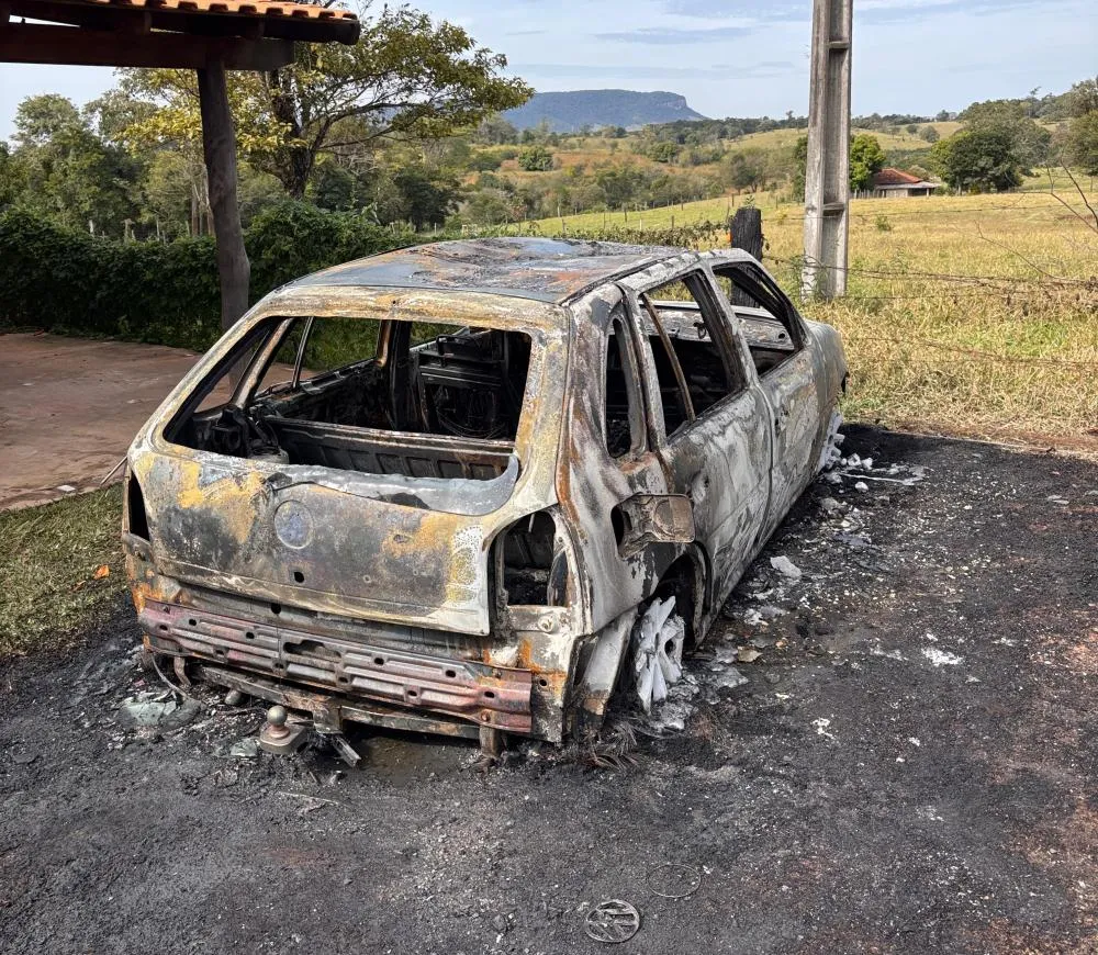 Usuário de drogas coloca fogo no próprio carro na intenção de incendiar a casa da mãe