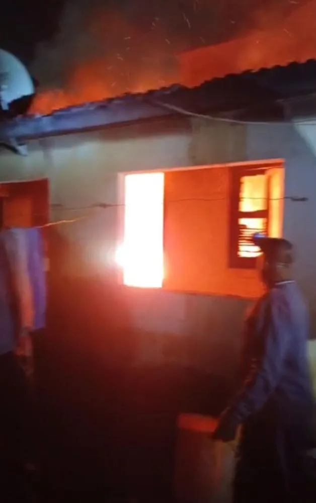 Casa é destruída por chamas e vizinho fica queimado ao evitar explosão no centro de Jacarezinho