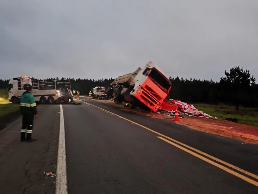 Carreta tomba e motorista fica ferido na PR-151 em Jaguariaíva