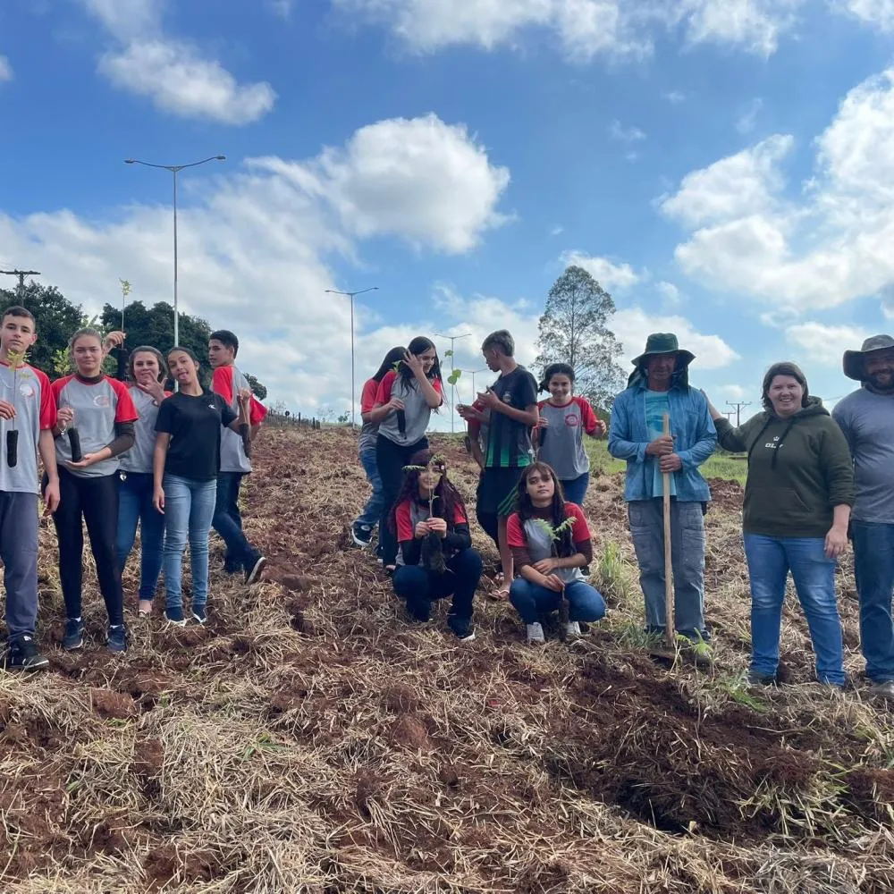 Estudantes plantam mudas de árvores nativas em Wenceslau Braz