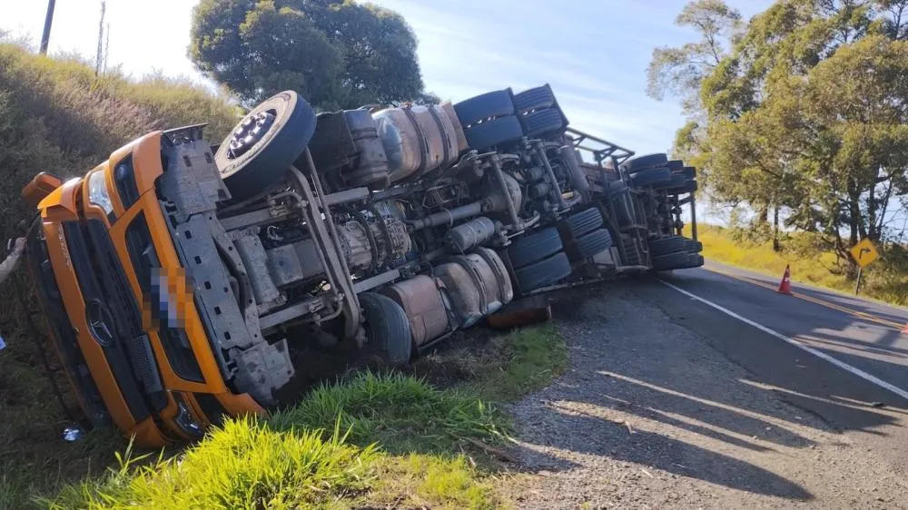 Caminhão carregado com MDF tomba na PR-092 em Arapoti e interdita parcialmente a rodovia