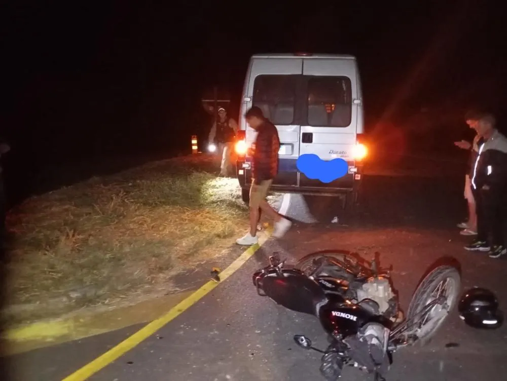 Acidente com Van deixa motociclista gravemente ferido