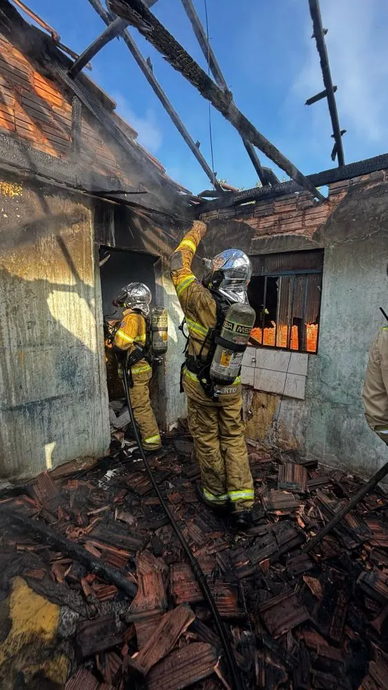 Incêndio destrói casa em Santo Antônio da Platina