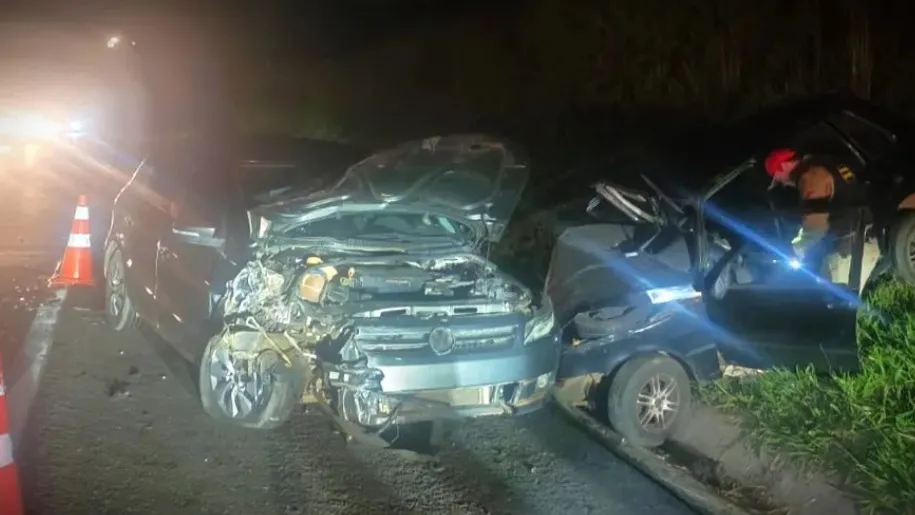 Colisão frontal deixa dois feridos na PR-239, em Sengés