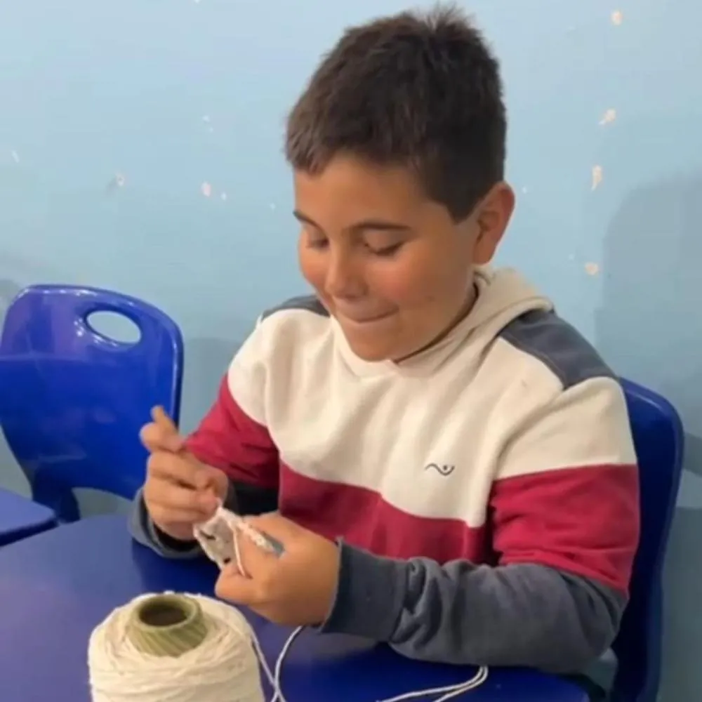 Alunos surpreendem professora com crochê e tricô em Wenceslau Braz e vídeo viraliza nas redes