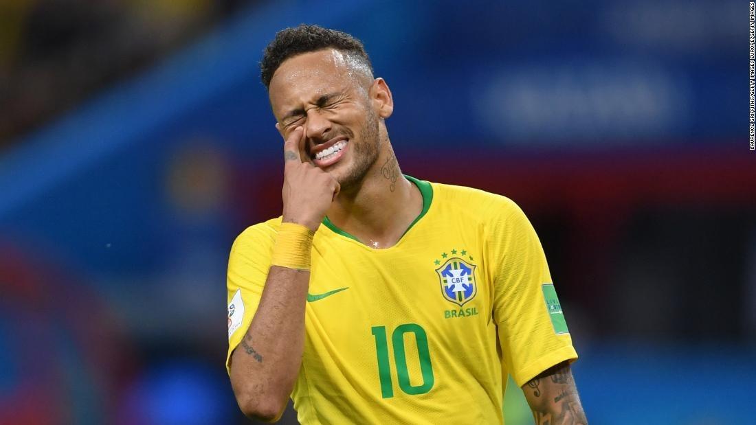 'Neymar faz as pessoas rirem', diz Van Basten e cobra mudança de comportamento