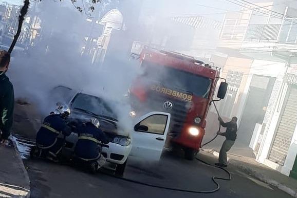 Automóvel pega fogo e mobiliza bombeiros
