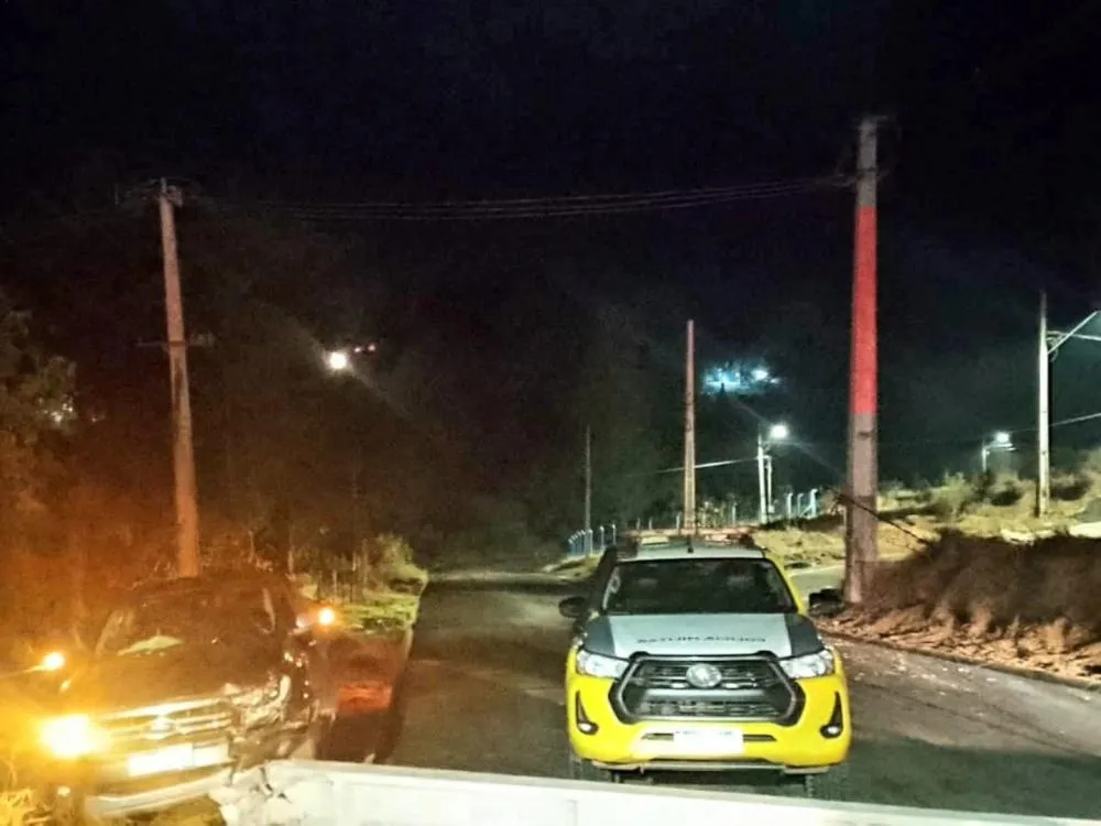 Roubo de caminhonete termina em perseguição e dois suspeitos presos