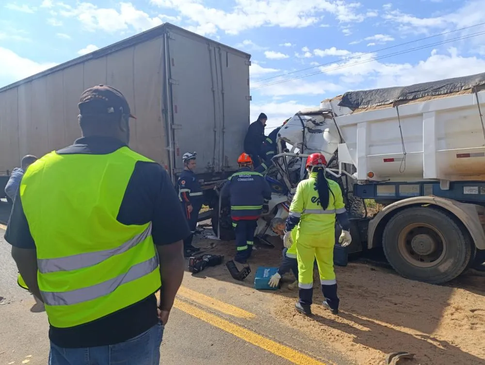 Grave acidente entre dois caminhões paralisa trânsito na PR-092