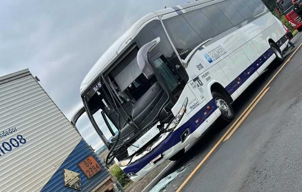 Ônibus da Princesa se envolve em acidente na PR092 em Wenceslau Braz