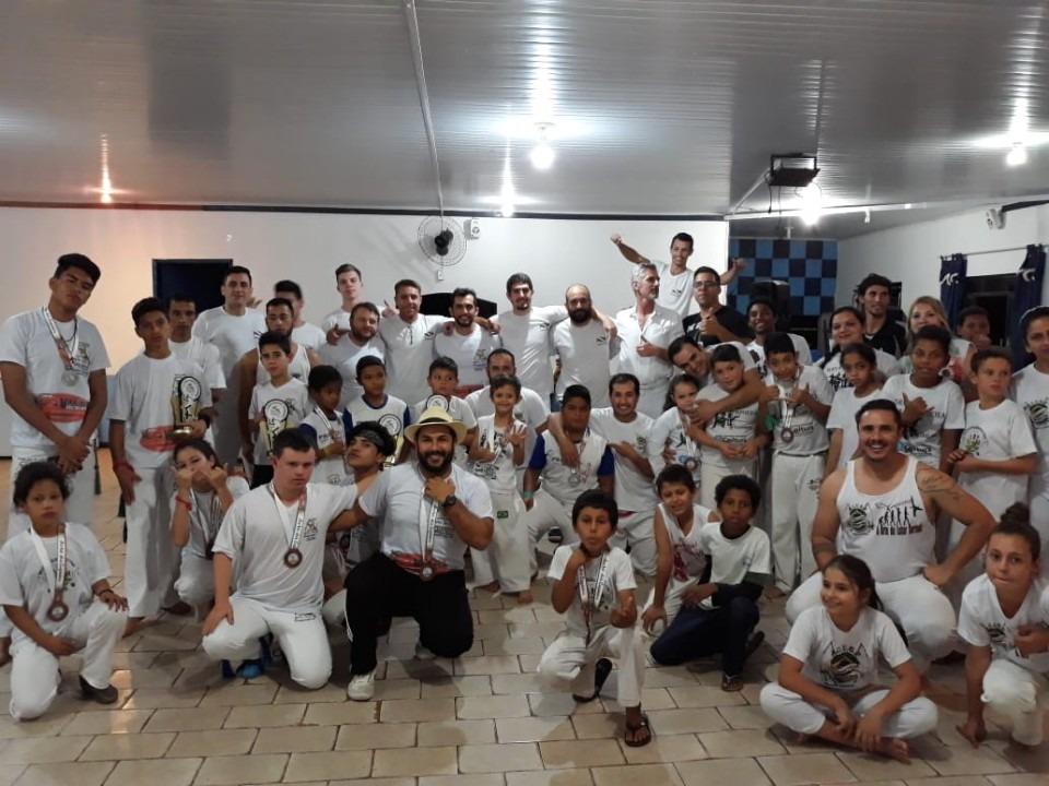 Alunos do projeto de capoeira de Japira se destacam em campeonato