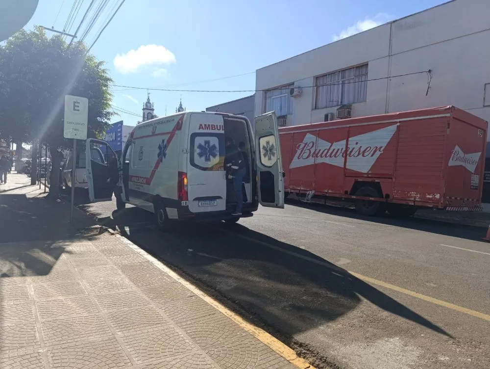 Motociclista fica ferido após colidir com caminhão no centro de Wenceslau Braz
