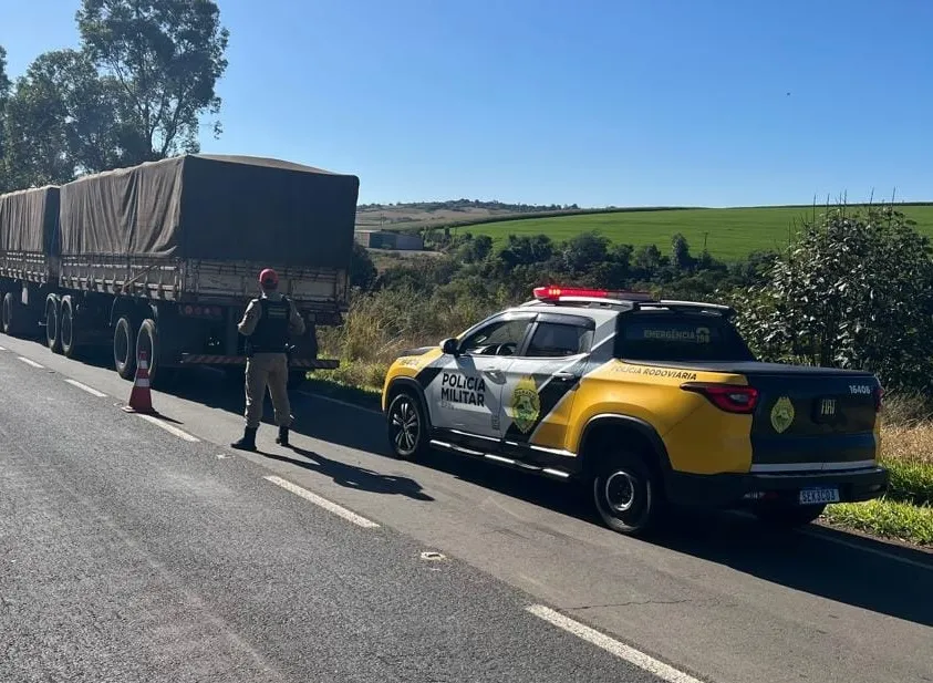 Carreta roubada em Siqueira Campos é encontrada abandonada em Wenceslau Braz