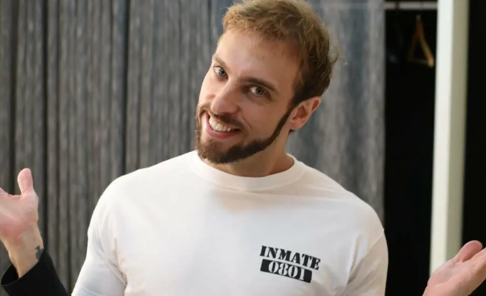 Léo Lins lacra celulares em show da sua nova turnê e faz piadas com pedofilia, escravidão e LGBTQIA+