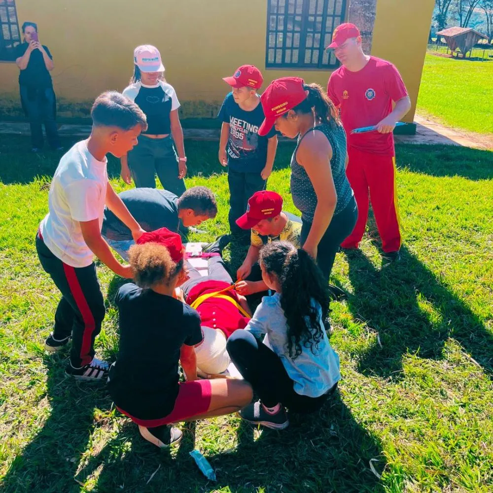 Crianças participam de experiência imersiva no Campo do Bombeiro Mirim em Santo Antônio da Platina