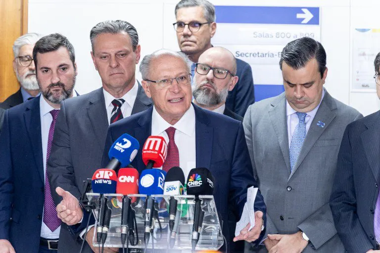 Governo busca acordo tarifário com os Estados Unidos antes de agosto