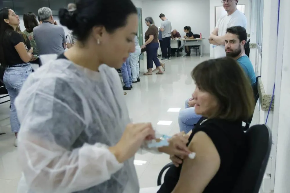 Vacinação aumenta e internações por síndromes respiratórias diminuem no Paraná