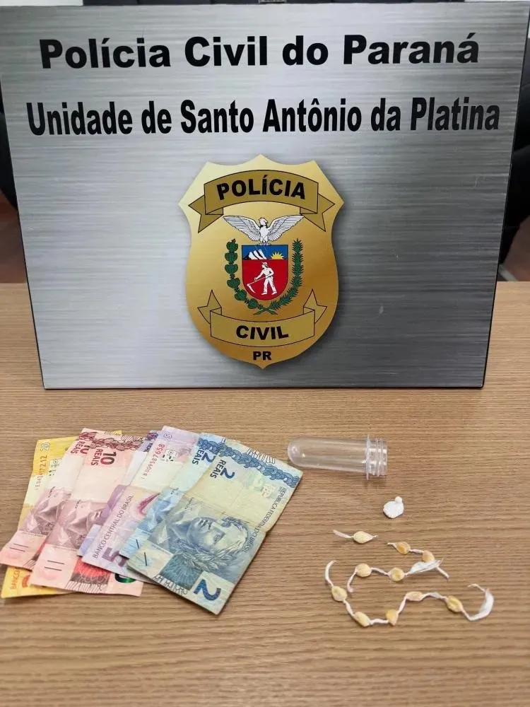 Denúncia anônima ajuda polícia a prender mulher que vendia drogas
