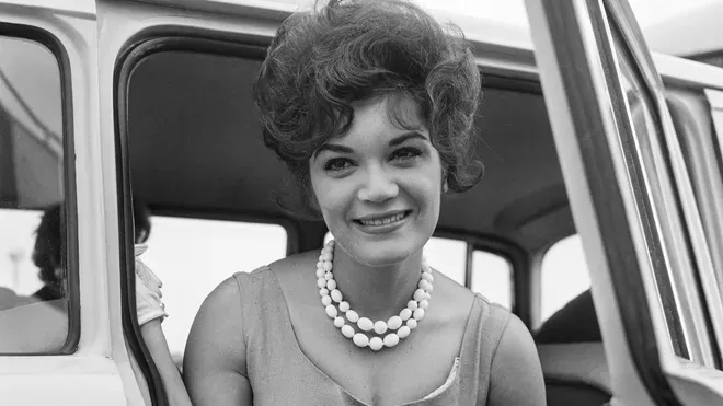 Morre Connie Francis, cantora de ‘Pretty Little Baby’, aos 87 anos 