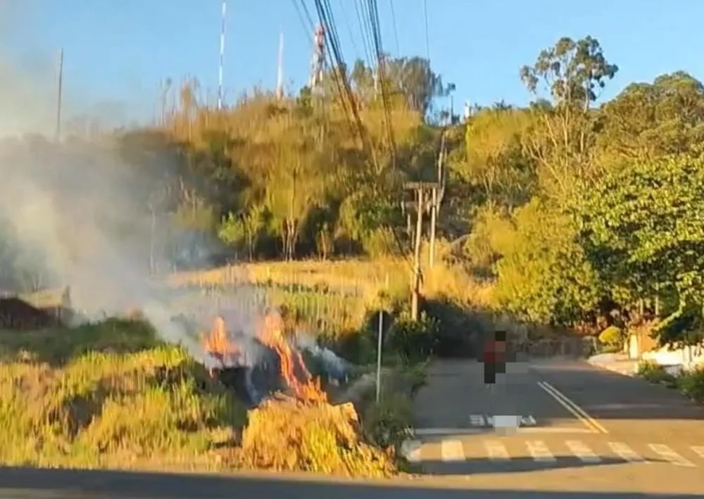 Homem com mais de 80 anos é preso colocando fogo em terreno baldio