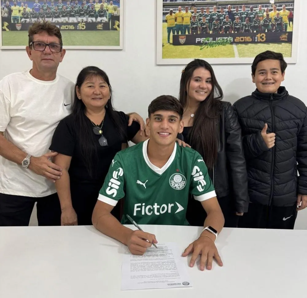 Revelação do Norte Pioneiro assina contrato com o Palmeiras