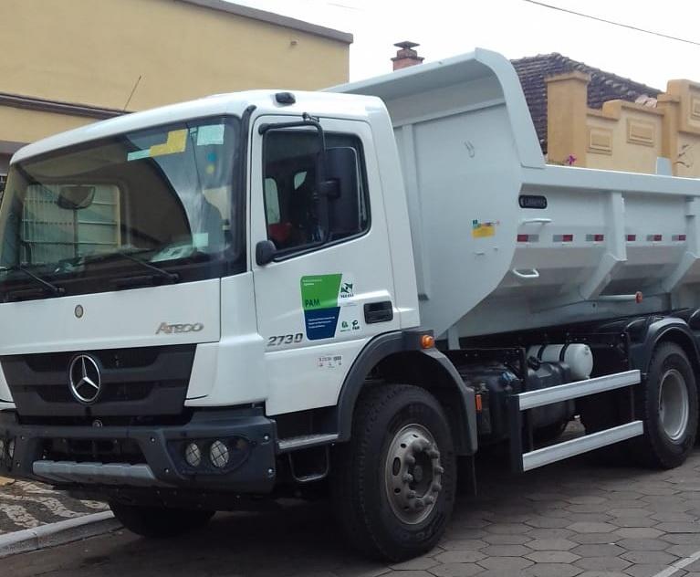 Prefeitura de Jaguariaíva recebe caminhão basculante