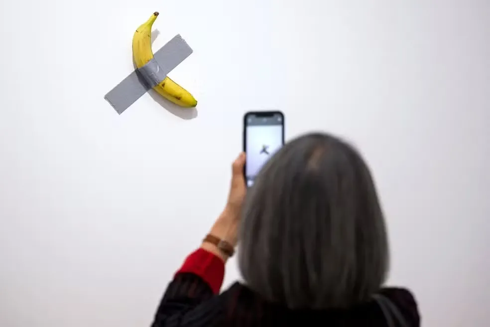 Visitante devora banana de obra de arte avaliada em US$ 6 milhões em museu francês