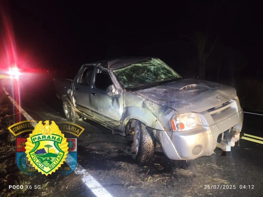 Caminhonete fica destruída e motorista ferido após capotamento na PR-272