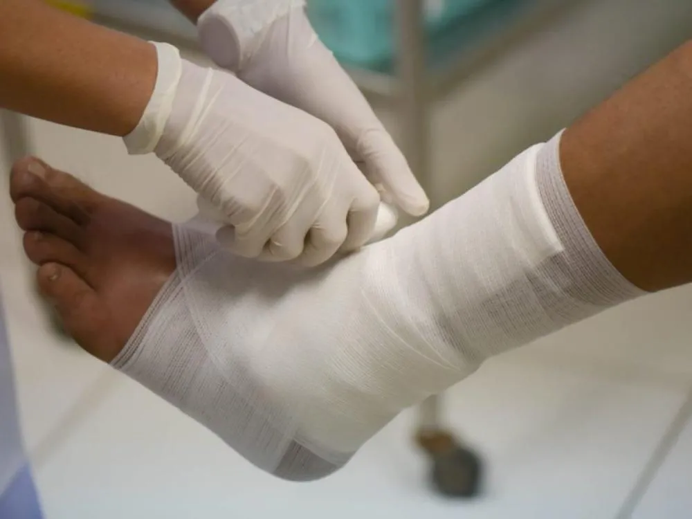 Idoso vai parar no hospital após ser atacado por três cachorros