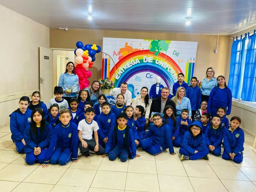Alunos da rede municipal de Arapoti recebem uniformes e materiais escolares no retorno às aulas