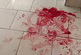 Mãe escuta tiro e encontra filho baleado dentro de sua casa