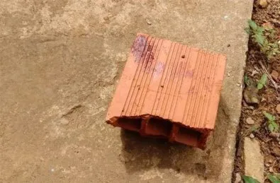 Mulher em situação de rua dá tijolada na cabeça de idoso