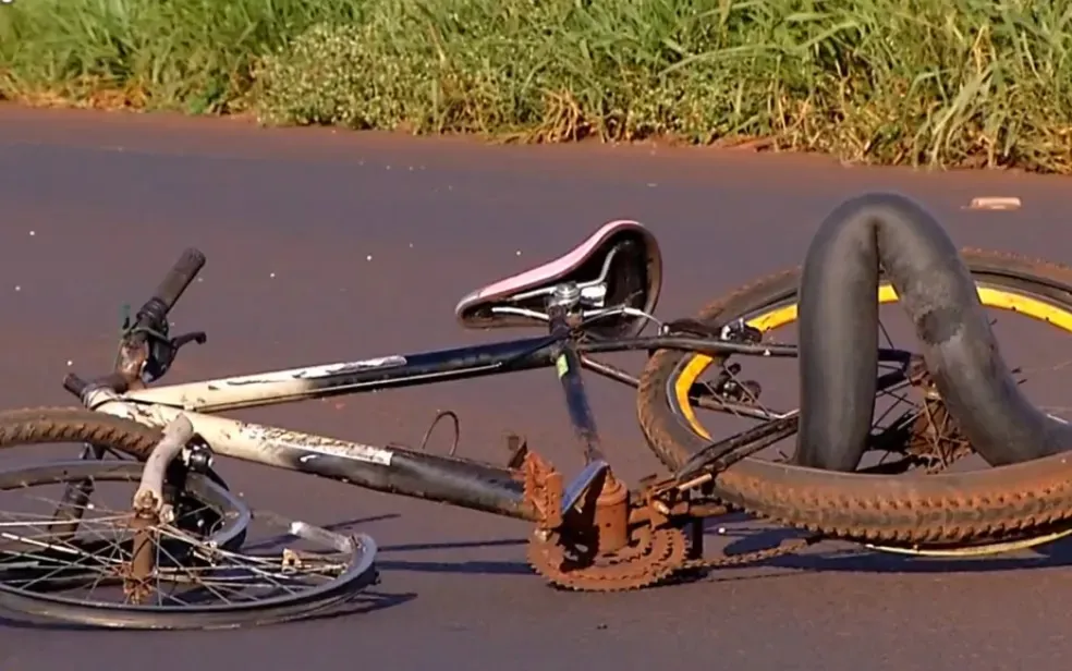 Criança de bicicleta é atropelada por carro e tem ferimentos graves