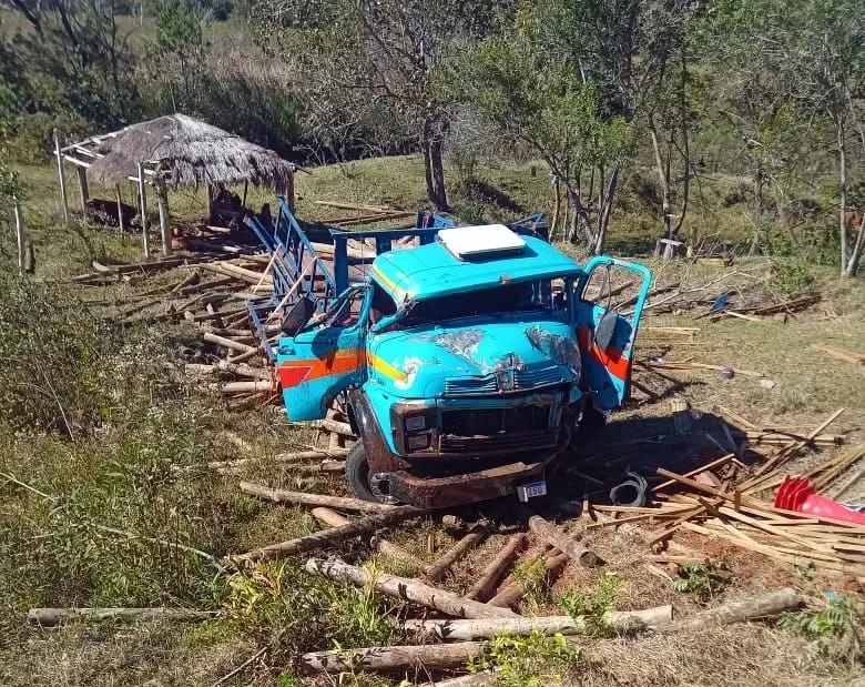 Homem morre após caminhão perder os freios e cair de ribanceira