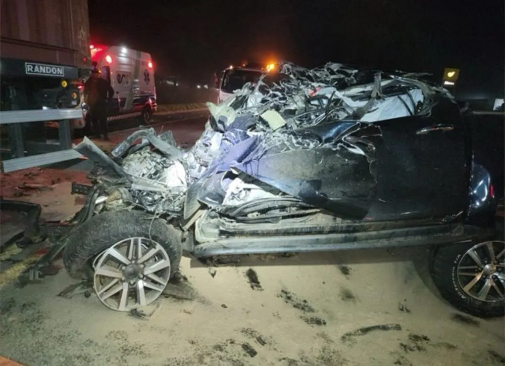 Jovem morre após caminhonete ser destruída em colisão com carreta no Norte Pioneiro