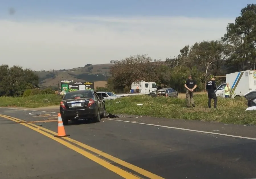 Colisão entre carros e moto deixa mulher morta na PR092 em Siqueira Campos