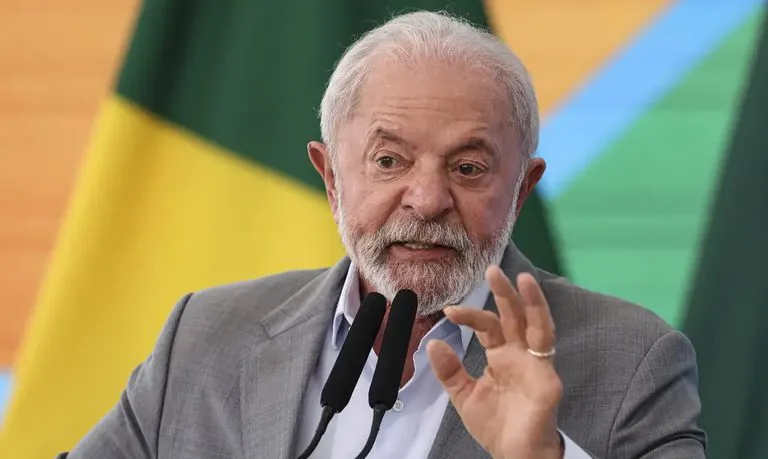 A dois dias do tarifaço de Trump, Lula afirma que Brasil não é republiqueta e defenderá seus interesses