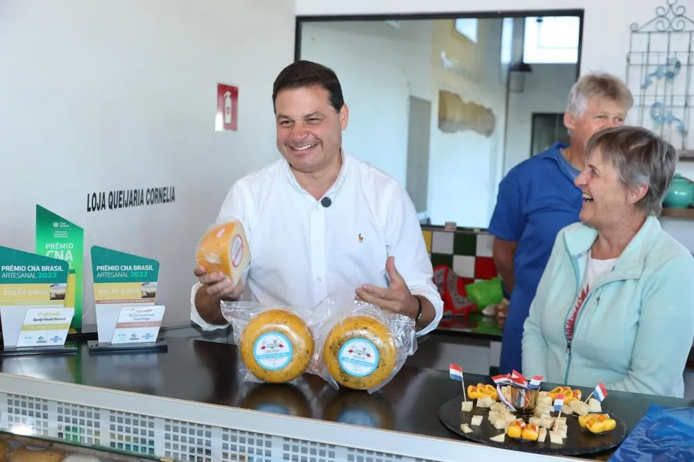 Sandro Alex anuncia investimentos e visita Queijaria Cornélia em Arapoti