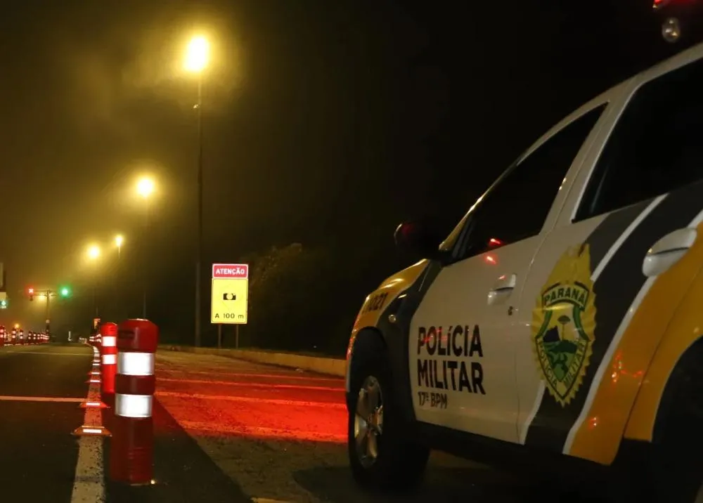 Criança é flagrada caminhando sozinha a noite na PR092