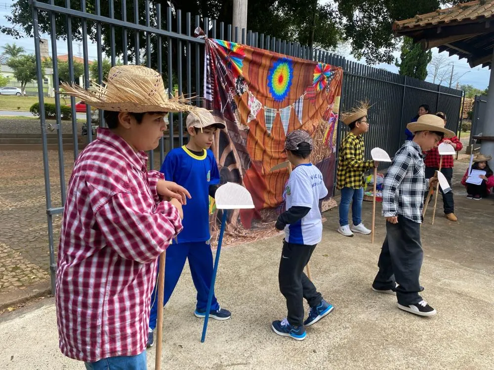 Alunos celebram Dia do Produtor Rural com homenagens em Arapoti