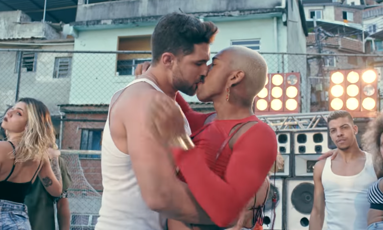 Nego do Borel surpreende ao beijar outro homem na boca