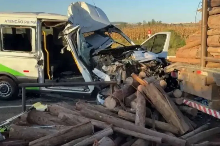 Van com pacientes de Ribeirão do Pinhal fica destruída em grave acidente na PR-862