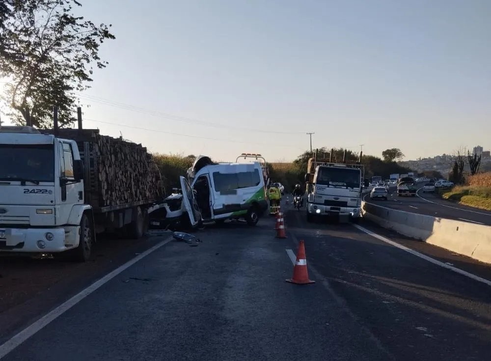 Van que levava pacientes da região para Londrina sofre acidente e deixa oito feridos