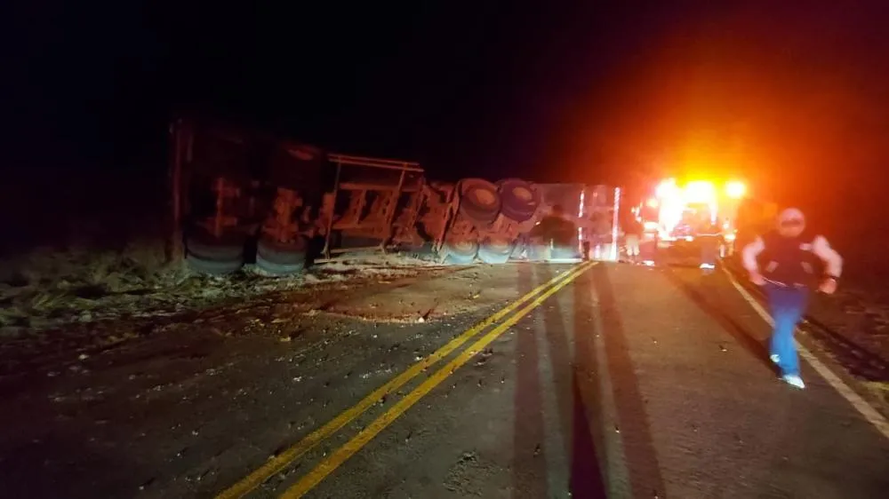 Carreta tomba e motorista morre na PR092