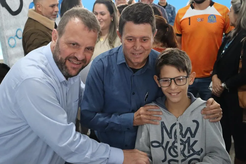 Governo do Paraná entrega óculos a estudantes de oito cidades do Norte Pioneiro