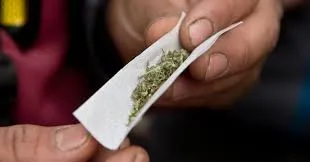Alunos são flagrados fumando maconha em banheiro de escola da região