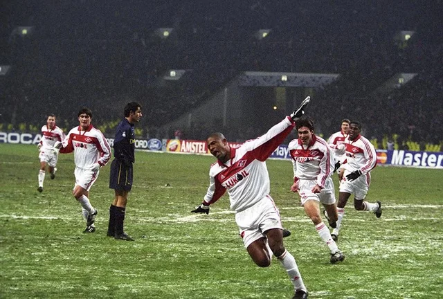 Ex-jogador da Champions League que atuou por grandes clubes vive em cidade da região