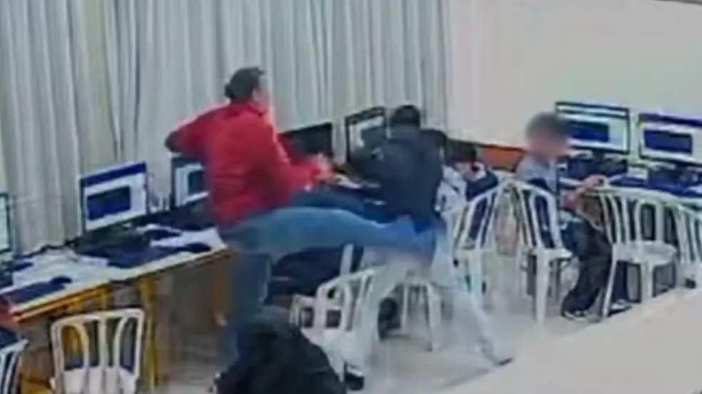 Professor agride aluno com chutes e empurrões dentro da sala de aula